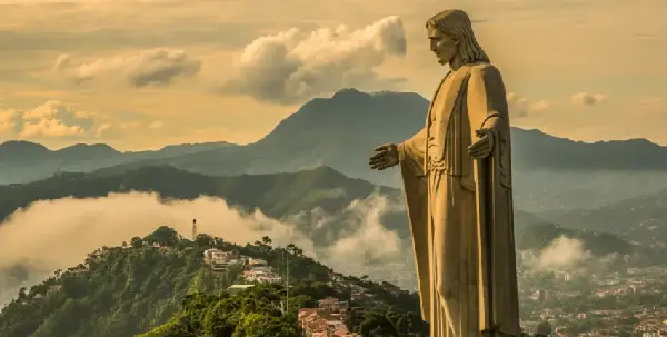 Colombia construye mega estatua histórica
