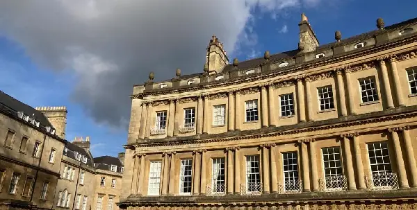 Bridgerton Impulsiona Turismo Cinematográfico no Reino Unido