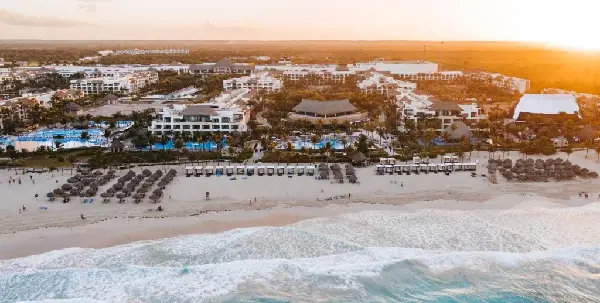 Resort icônico une luxo, entretenimento e lazer caribenho