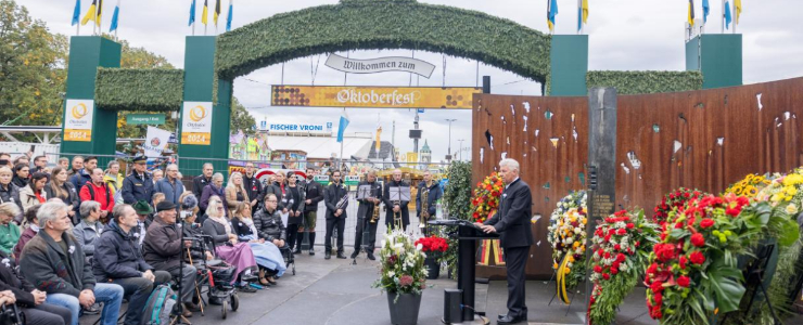 Wreath-laying cerem