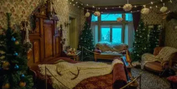Pittock Mansion holiday décor